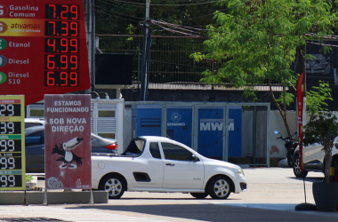 Motoristas reclamam da alta da gasolina e cobram medidas contra reajuste em Manaus - (Foto: Tunico Santos/Rios de Notícias)