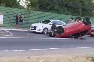 Carro capota na Constantino Nery e trânsito fica congestionado - (Foto: Reprodução/Redes sociais)
