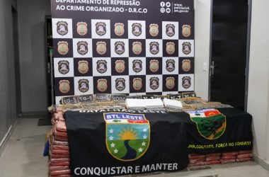 Droga apreendida durante operação - (Foto: Tunico Santos/Rios de Notícias)