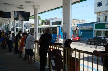 Greve dos Rodoviários passageiros enfrentam horas de espera e cobram solução imediataGreve dos Rodoviários passageiros enfrentam horas de espera e cobram solução imediata