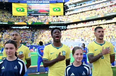 Jogadores da Seleção Brasileira cantam hino antes de partida da Copa do Mundo 2026  - (Foto: Reprodução/ Shaun Botterill - FIFA/FIFA via Getty Images)