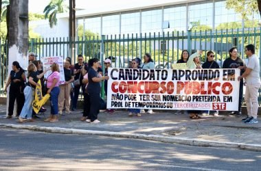 Aprovados em concurso da Semed protestam em frente à Prefeitura e cobram convocação imediata em Manaus - (Foto: Tunico Santos/ Rios de Notícias)