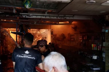 Incêndio que atingiu nove lojas no Centro de Manaus teria começado durante preparo de frango, relata comerciante - (Foto: Tunico Santos/Rios de Notícias)