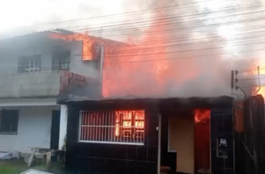 Incêndio de grandes proporções destrói casas
