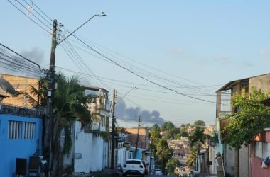 Incêndio no Ramal do Ipiranga gera coluna de fumaça vista de várias áreas de Manaus