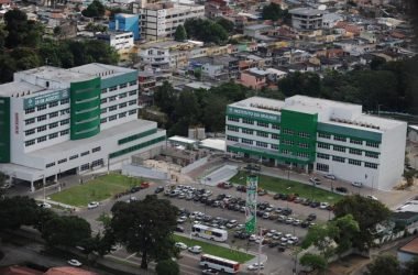 Mães e bebês sofrem com calor após ar-condicionado parar de funcionar no Dona Lindu