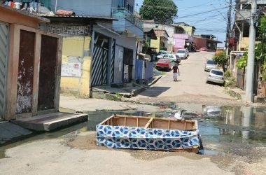 Mesmo no calor, rua vive alagada e moradores cobram solução da Prefeitura de Manaus