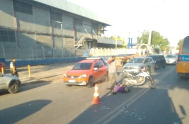 Motociclista fica ferido após colisão com carro no Distrito Industrial