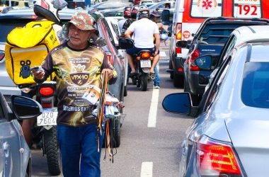 Trabalhadores ambulantes nas ruas de Manaus buscam sustento