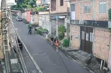 Câmera registra mulher sendo assaltada em bairro da Zona Norte de Manaus - (Foto: Reprodução/Redes Sociais)
