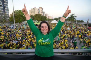 Professora Maria do Carmo lidera crescimento, ultrapassa adversários e encurta distância para Omar - (Foto: Divlgação/ Assessoria- MC)