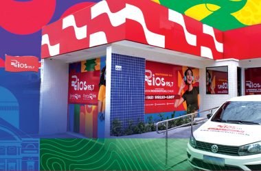 Rádio Rios FM celebra três anos ligando todo o Amazonas com informação, cultura e entretenimento - (Arte: Abraão Torres/ Rios de Notícias)