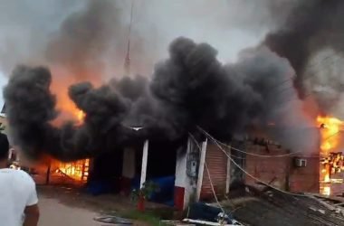 Incêndio de grandes proporções destrói mercadinho e casa no AM