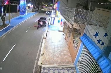 Câmera registra colisão de motociclista contra carro estacionado em Parintins - (Foto: Reprodução/ Redes sociais)