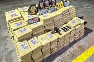 Confronto entre traficantes e piratas leva polícia a apreender carga milionária de drogas no Amazonas - (Foto: Divulgação/ SSP-AM)