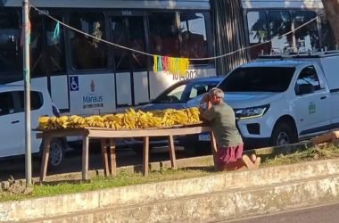 Vendedor faz oração antes de começar o trabalho e comove internautas em Manaus - (Foto: Reprodução/ Redes sociais - @manausnahistoria)