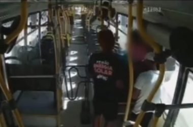 Dupla suspeita se passa por passageiros antes de assaltar ônibus da linha 560 - (Foto: Reprodução/ PC-AM)