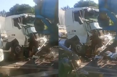 Caminhão fica com cabine destruída após grave acidente no Tarumã, em Manaus - (Foto: Reprodução/ Redes sociais)