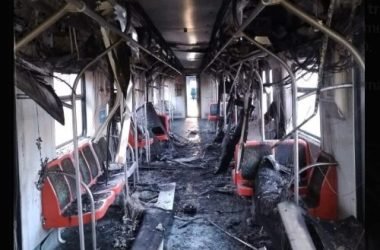 Explosão em trem provoca incêndio, paralisa linhas e força passageiros a caminhar pelos trilhos em SP - (Foto: Reprodução/Redes sociais)