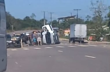 Carro capota na AM-070 e mobiliza populares em Iranduba - (Foto: Reprodução/ Redes sociais)