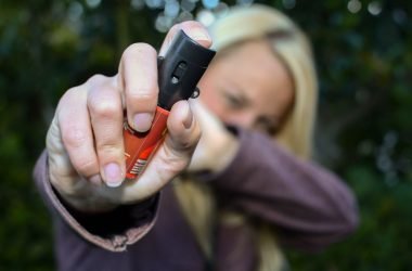 Mulheres podem comprar e usar spray de pimenta para defesa pessoal - (Foto:  Dan Race/ Adobe Stock)