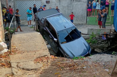 Motorista tenta fugir após bater em carros e acaba dentro de igarapé no Alvorada - (Foto: Reprodução/ Redes sociais)