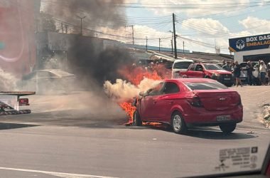 Carro pega fogo na Bola do Produtor, em Manaus - (Foto: Reprodução/Redes Sociais)