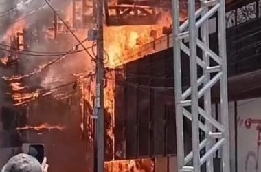 Incêndio foi registrado no Centro de Manaus (Foto: Reprodução/Redes Sociais)
