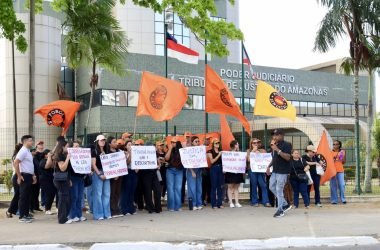 Servidores realizam manifestação em frente ao Tribunal de Justiça do Estado do Amazonas - (Foto: Tunico Santos - Rios de Notícias)