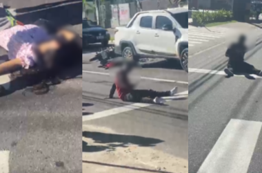Mulher é arremessada de motocicleta após colisão - (Foto: Reprodução/Redes Sociais)