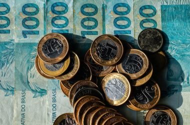 Orçamento de 2027 prevê salário mínimo de R$ 1.741 - (Foto:  Rafa Neddermeyer/Agência Brasil)