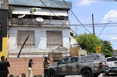 Três pessoas são mortas e uma gravemente ferida após ataque em residência - (Foto: Tunico Santos - Rios de Notícias)