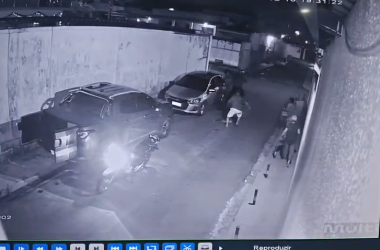 Suspeito é agredido após tentar assaltar família que chegava em casa no Japiim - (Frame: Reprodução/ Redes sociais)