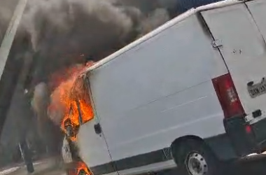 Veículo pega fogo e deixa trânsito congestionado na zona Norte de Manaus - (Foto: Reprodução/Redes sociais)